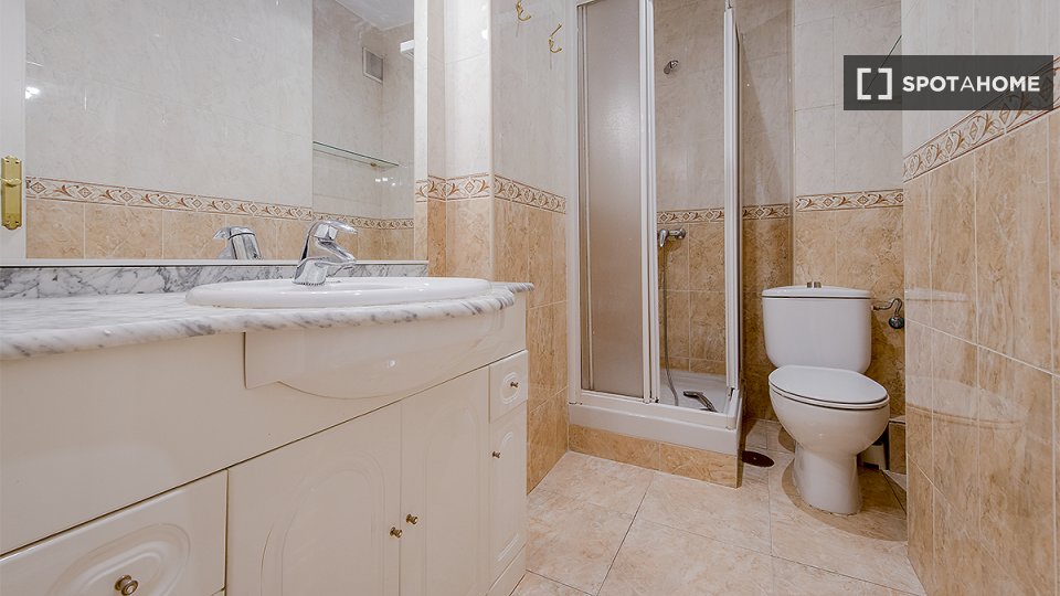 Double room Madrid, 8 beds, 200m² — photo 10
