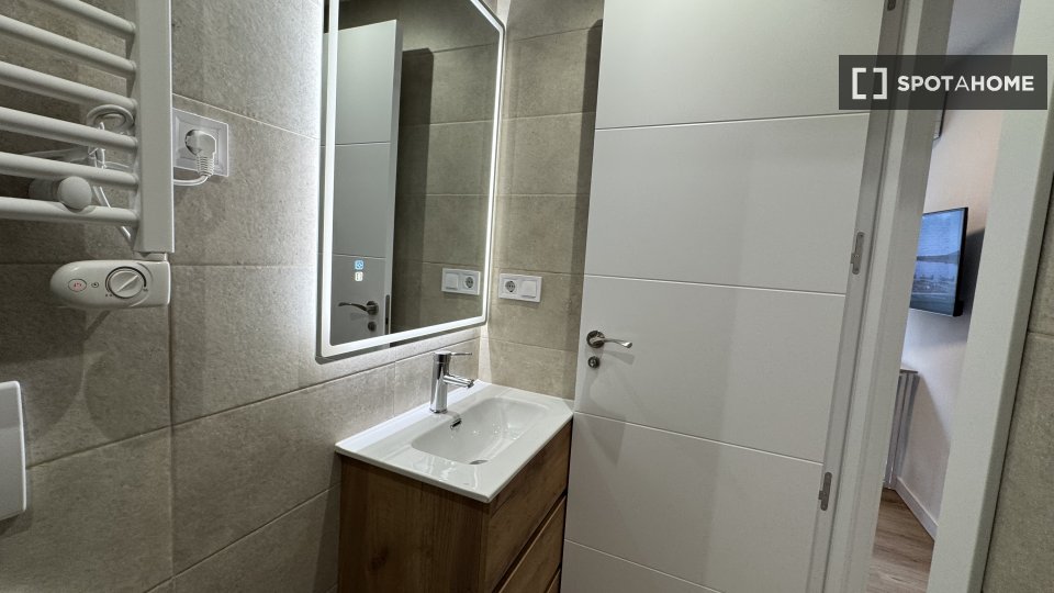 Double room Madrid, 4 beds, 65m² — photo 2
