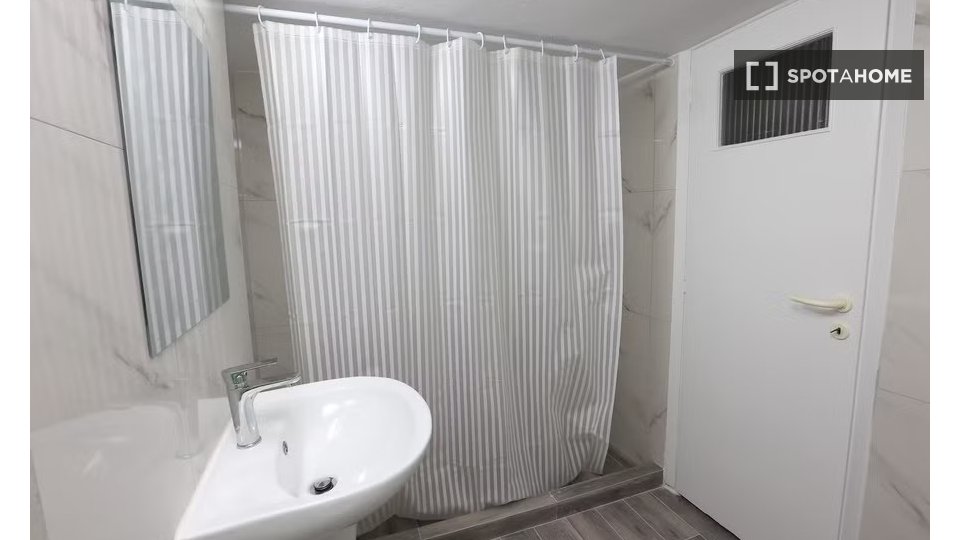 Double room Athens, 5 beds — photo 18