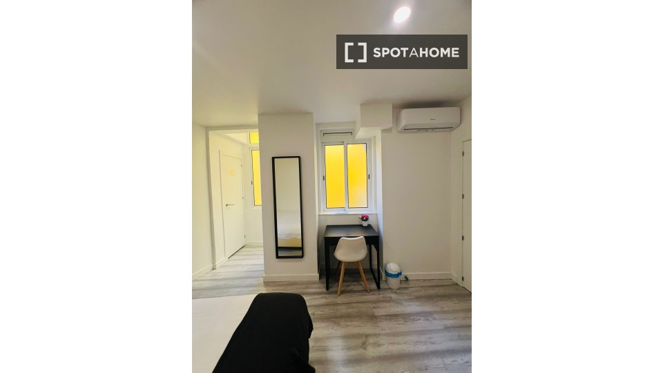 Double room Lisbon, 6 beds — photo 18