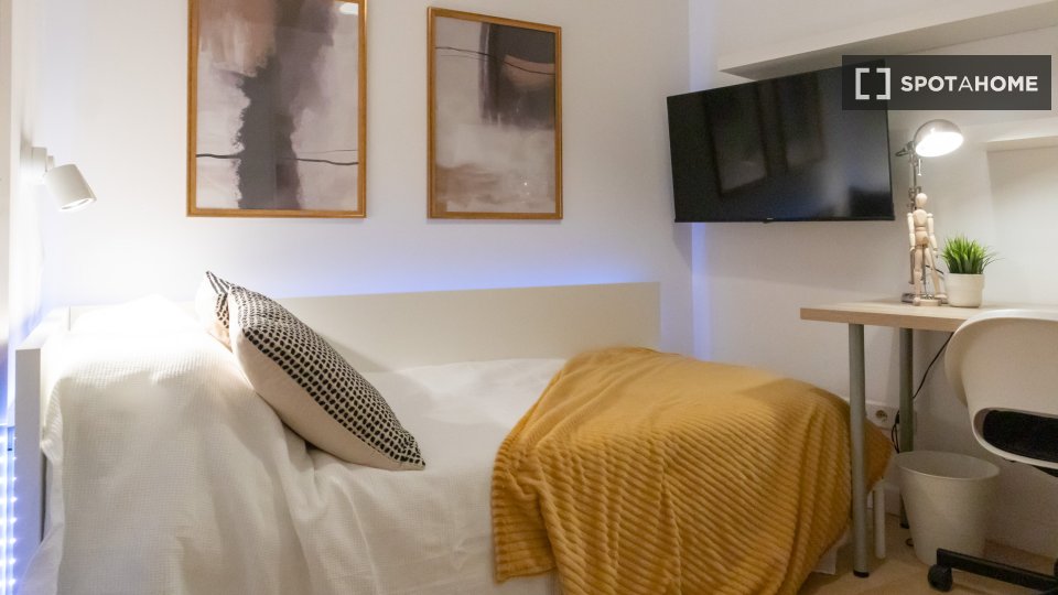 Double room Madrid, 7 beds, 160m² — photo 34