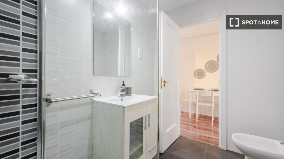 Double room Madrid, 6 beds, 117m² — photo 6