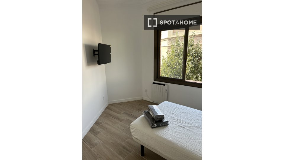 Double room Barcelona, 5 beds, 128m² — photo 1