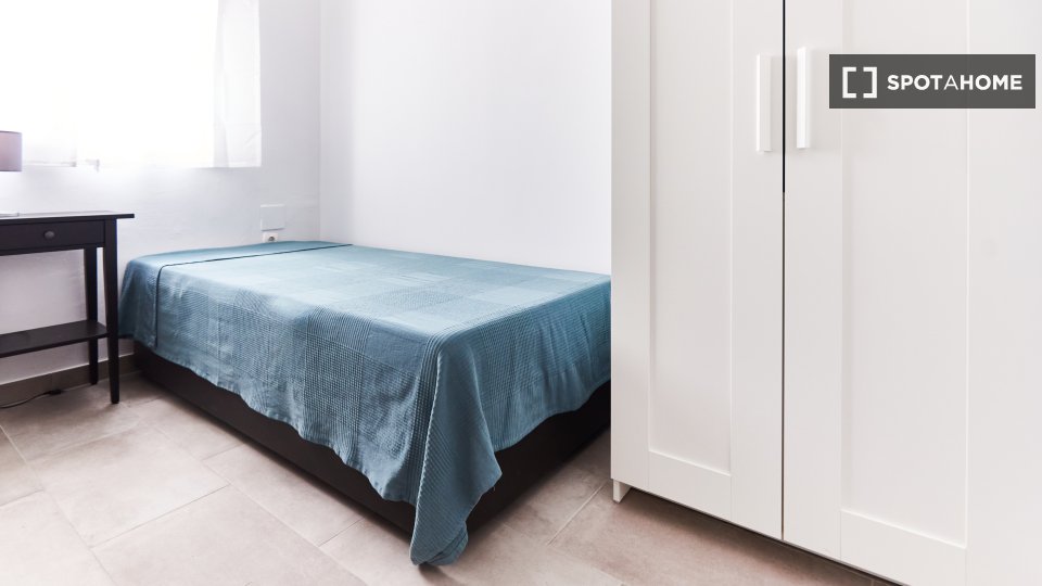Double room Seville, 3 beds — photo 12