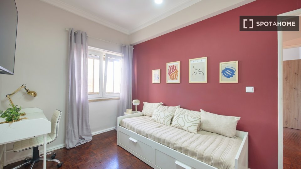 Double room Lisbon, 4 beds — photo 23