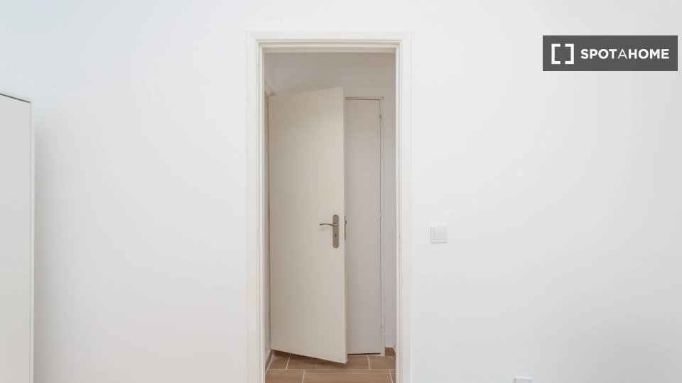 Double room Lisbon, 5 beds — photo 4