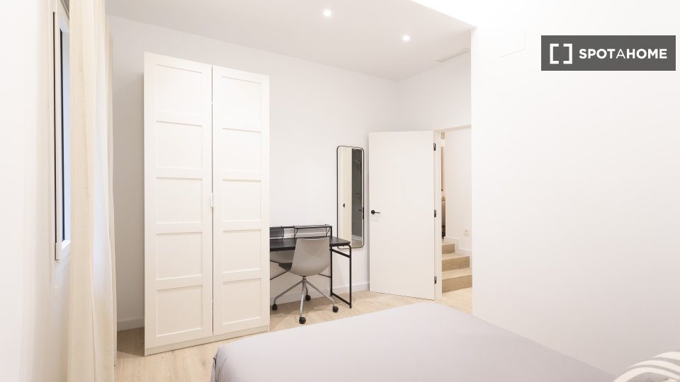 Double room Barcelona, 3 beds, 68m² — photo 10