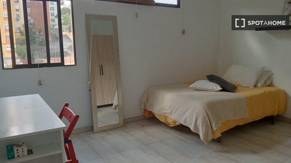 Double room Santa_Cruz_De_Tenerife, 3 beds, 75m² — photo 26