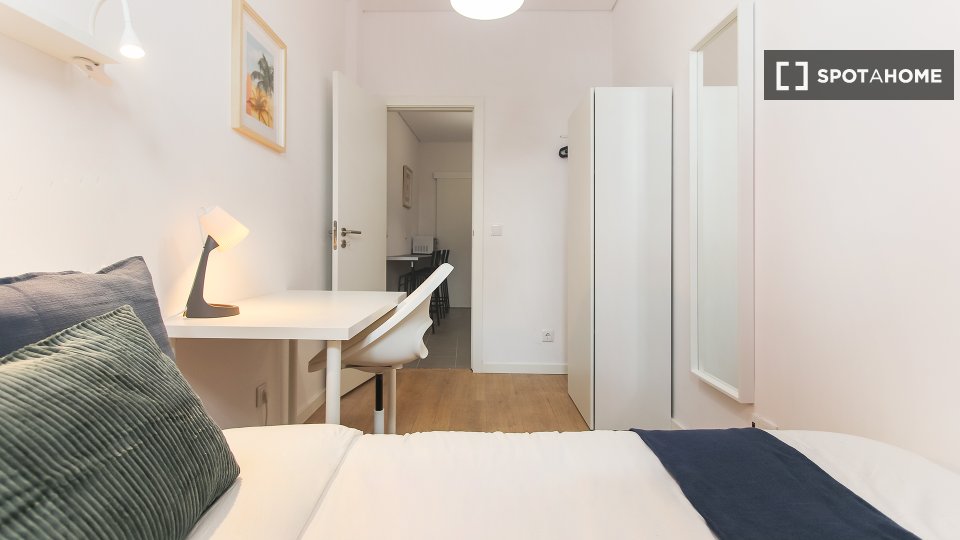 Double room Lisbon, 4 beds — photo 19