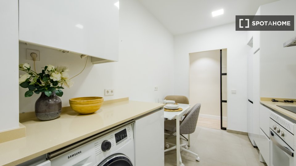 Double room Madrid, 8 beds — photo 15