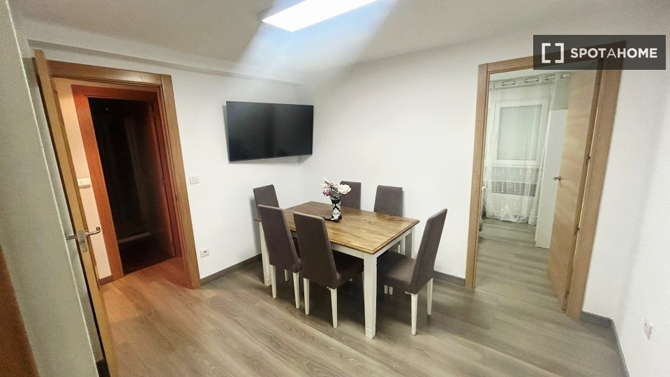Apartment Santander, 4 beds, 80m² — photo 2