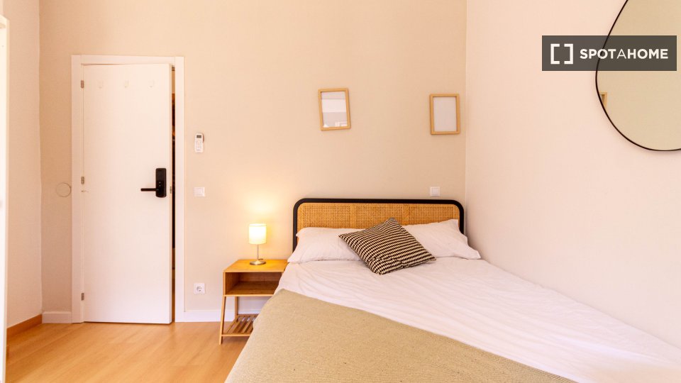 Bedroom for rent in an apartment with 5 bedrooms in Eixample, Barcelona. - in Barcelona