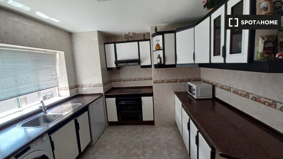 Double room Madrid, 3 beds — photo 11