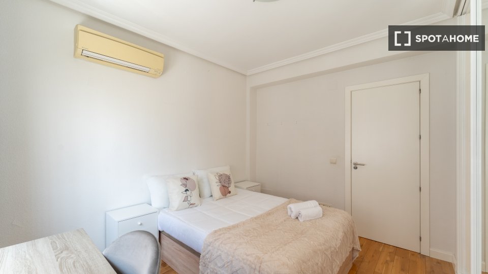 Double room Madrid, 6 beds — photo 17