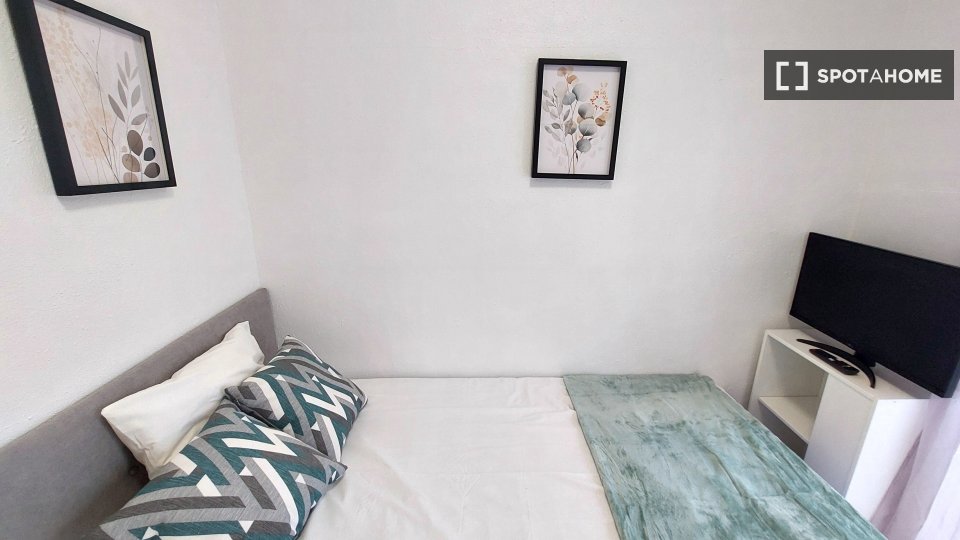 Double room Madrid, 4 beds, 61m² — photo 3