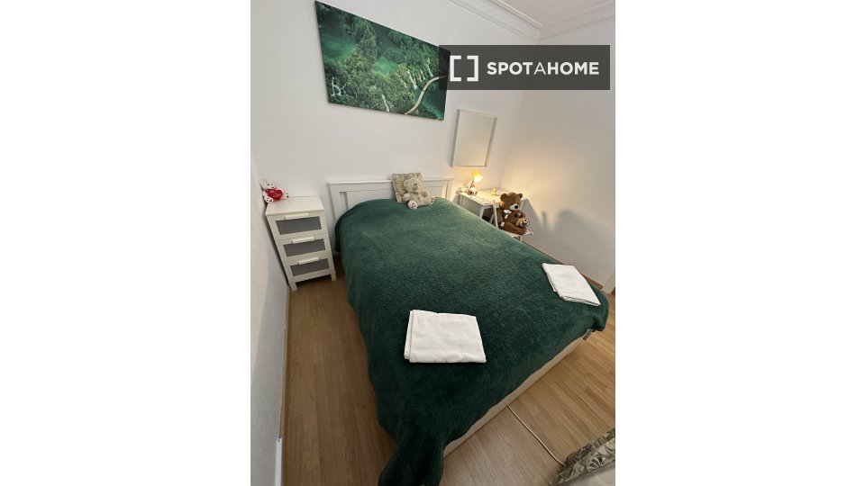 Double room Barcelona, 3 beds, 98m² — photo 1