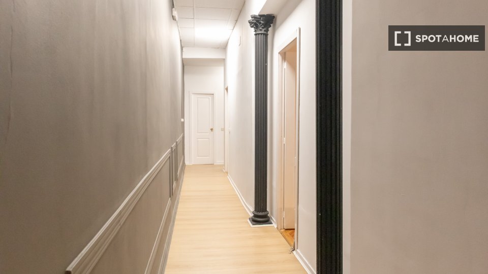 Double room Madrid, 7 beds, 160m² — photo 24