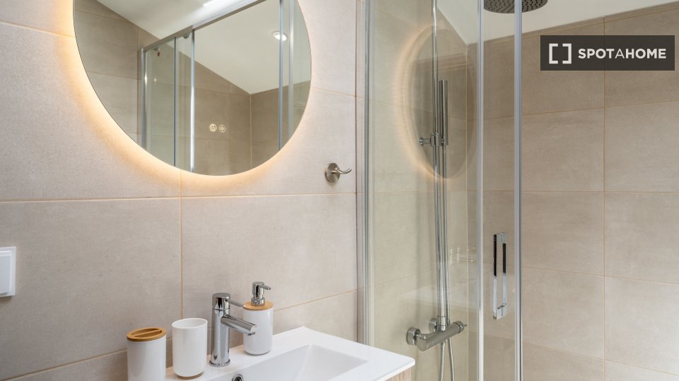 Apartment Lisbon, 2 beds, 65m² — photo 8