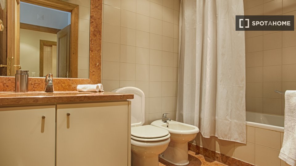 Apartment Lisbon, 2 beds, 67m² — photo 8