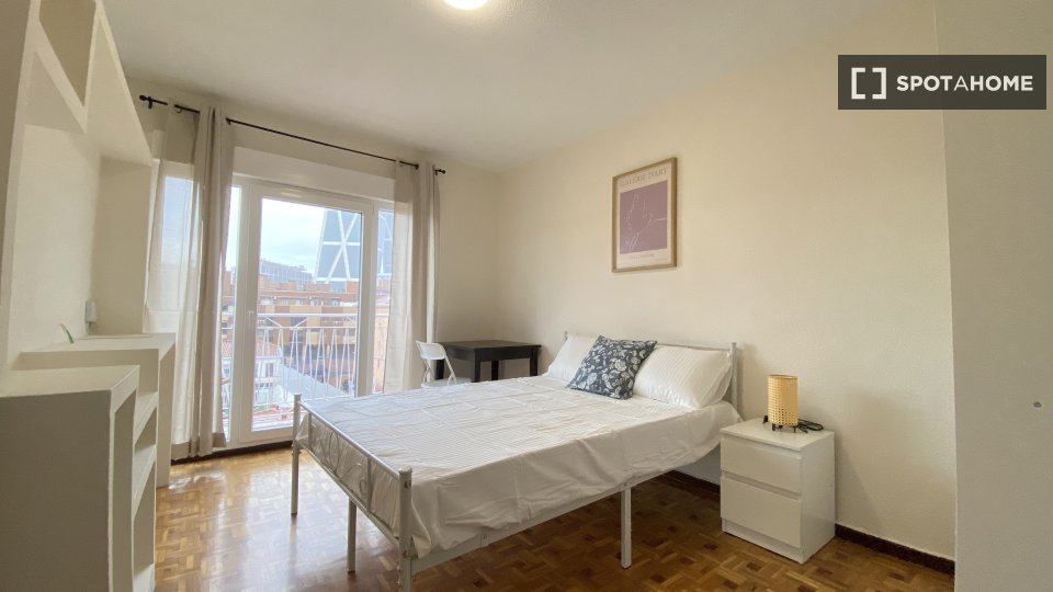 Double room Madrid, 3 beds — photo 20