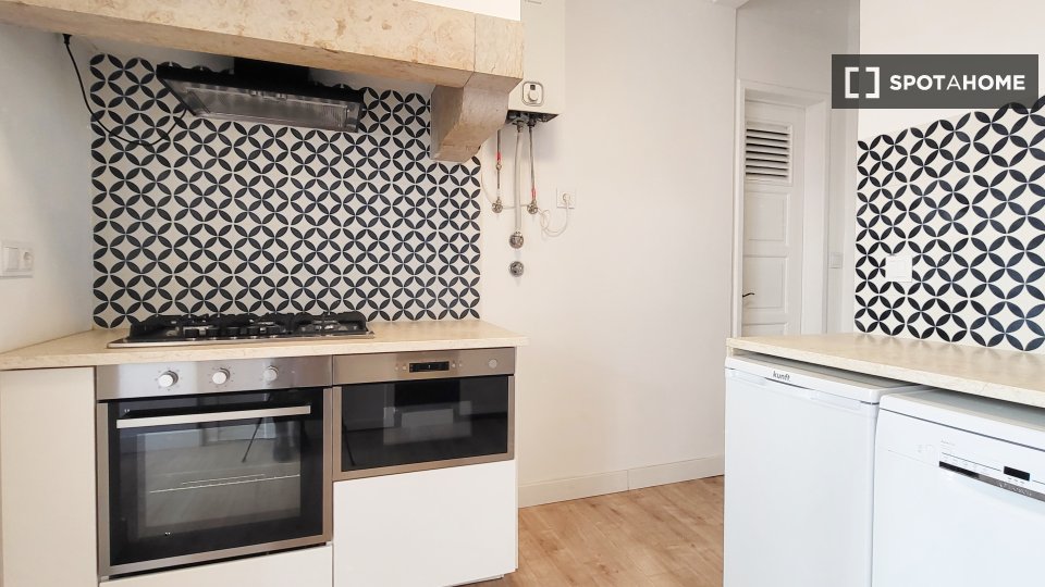 Apartment Lisbon, 2 beds, 97m² — photo 17