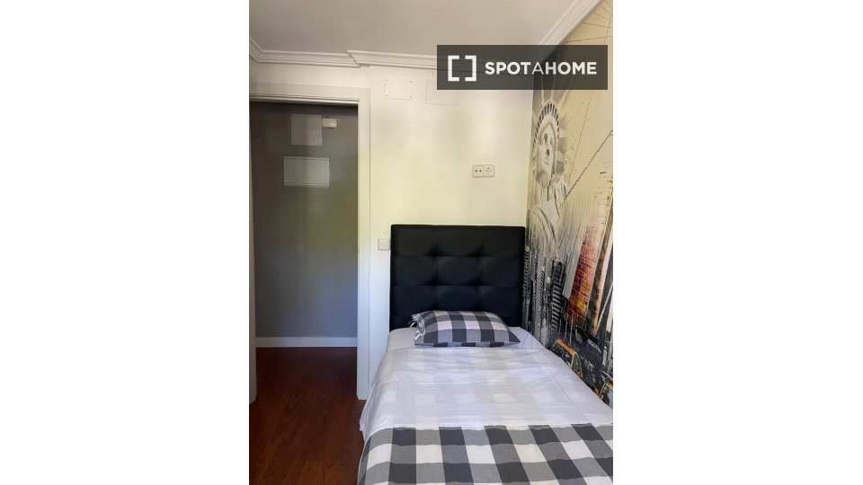 Double room Madrid, 3 beds — photo 1