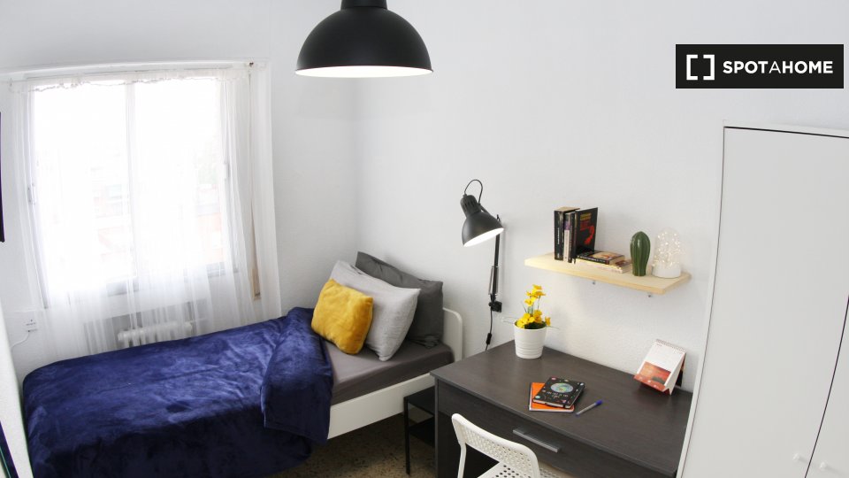 Double room Madrid, 5 beds, 100m² — photo 1