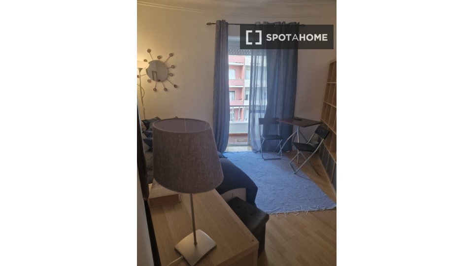 Double room Lisbon, 3 beds — photo 13