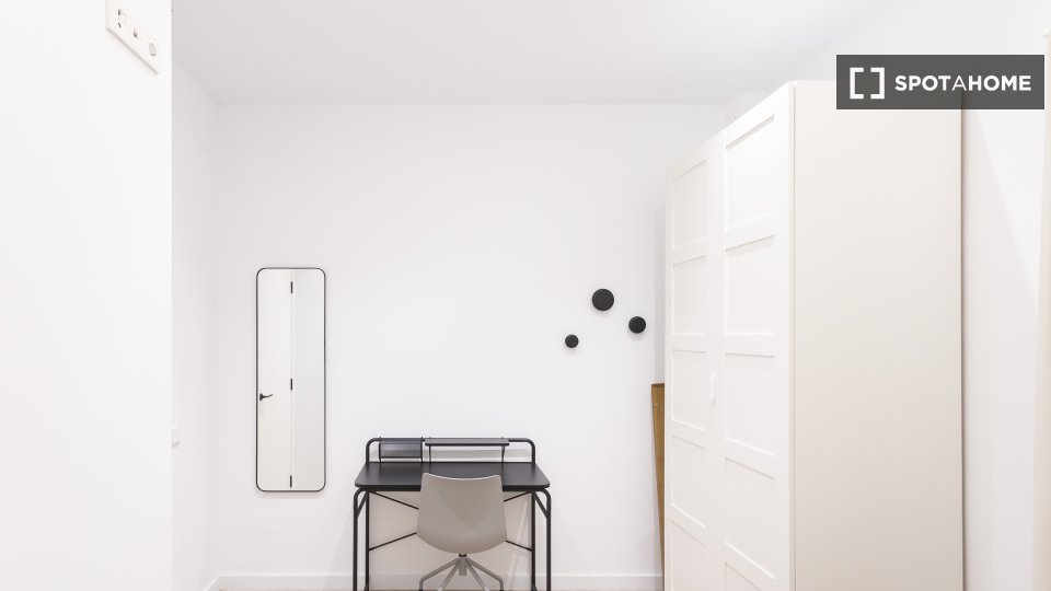 Double room Barcelona, 3 beds, 68m² — photo 6