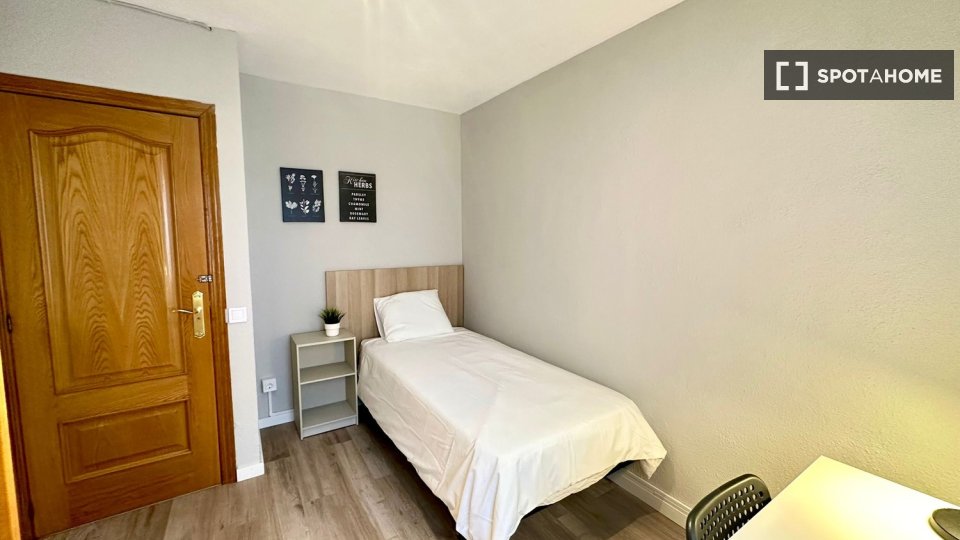 Double room Madrid, 4 beds — photo 28