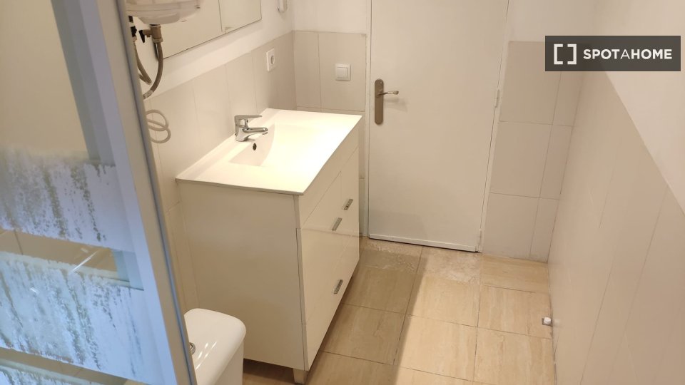 Double room Madrid, 3 beds — photo 19