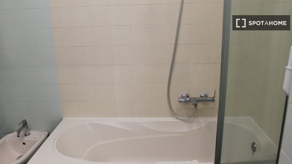 Apartment Lisbon, 2 beds, 106m² — photo 15