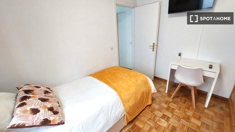 Double room Madrid, 4 beds, 100m² — photo 1