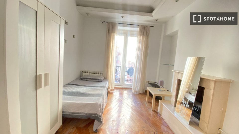 Double room Madrid, 7 beds, 180m² — photo 52