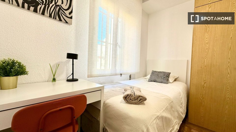 Double room Madrid, 3 beds — photo 15