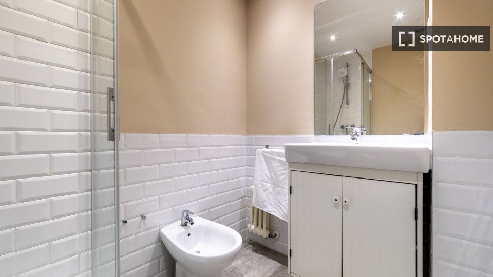 Double room Madrid, 7 beds, 157m² — photo 5