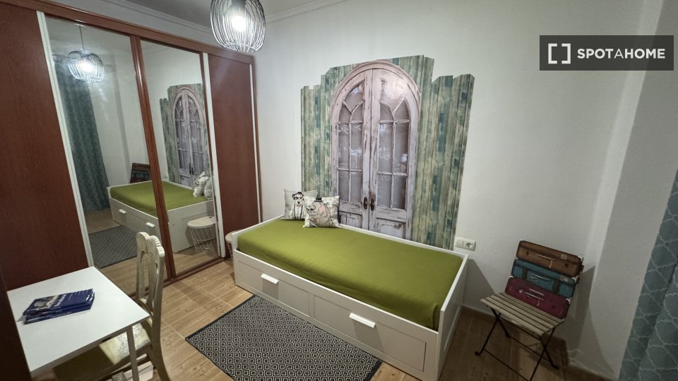 Double room Valencia, 3 beds, 70m² — photo 9