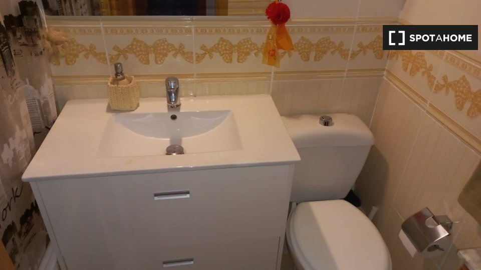 Double room Madrid, 3 beds — photo 18