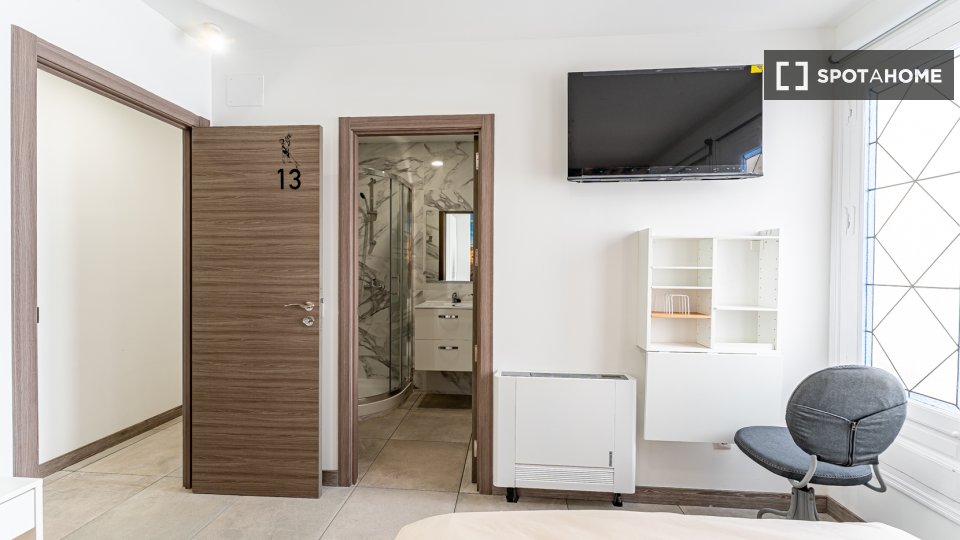 Double room Madrid, 18 beds, 450m² — photo 5