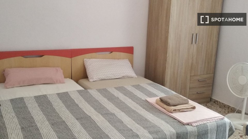 Double room Alicante, 3 beds — photo 8