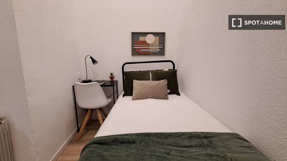 Double room Madrid, 12 beds, 185m² — photo 12