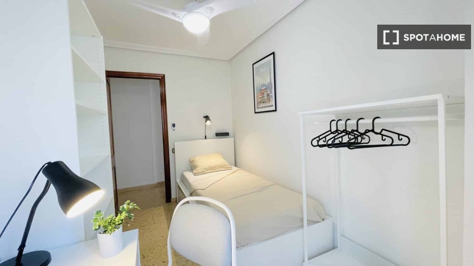 Camera in un appartamento condiviso con 4 camere da letto a El Grau, Valencia. - in Valencia