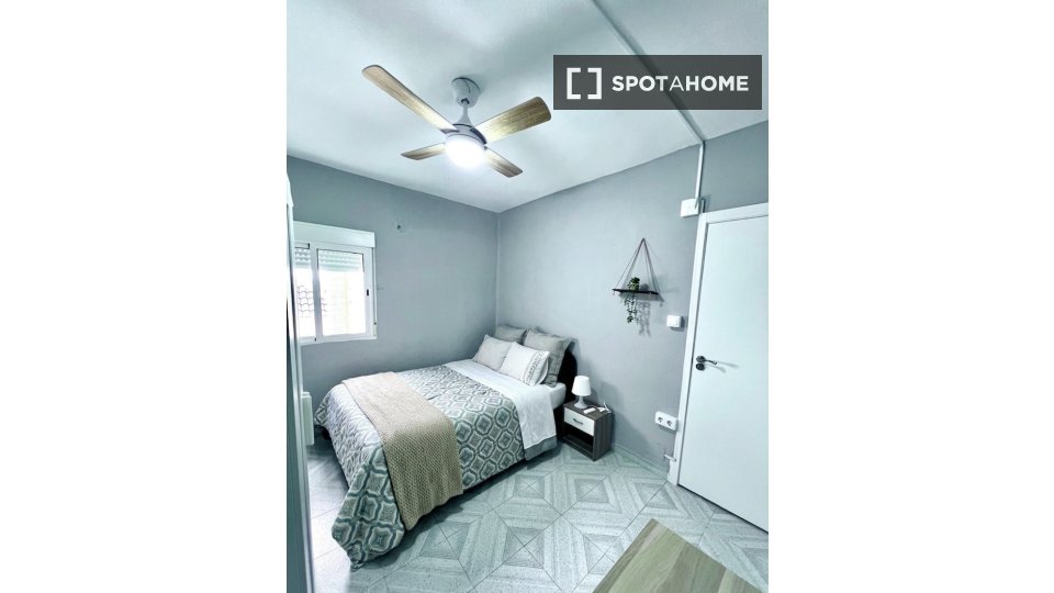 Habitación en piso compartido en alquiler en Elche, solo para hombres.