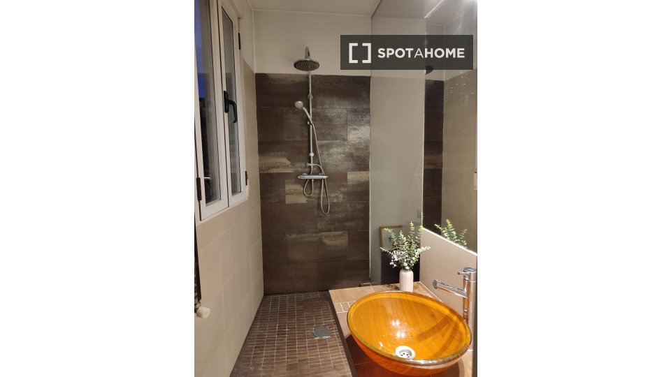 Double room Madrid, 3 beds, 100m² — photo 1