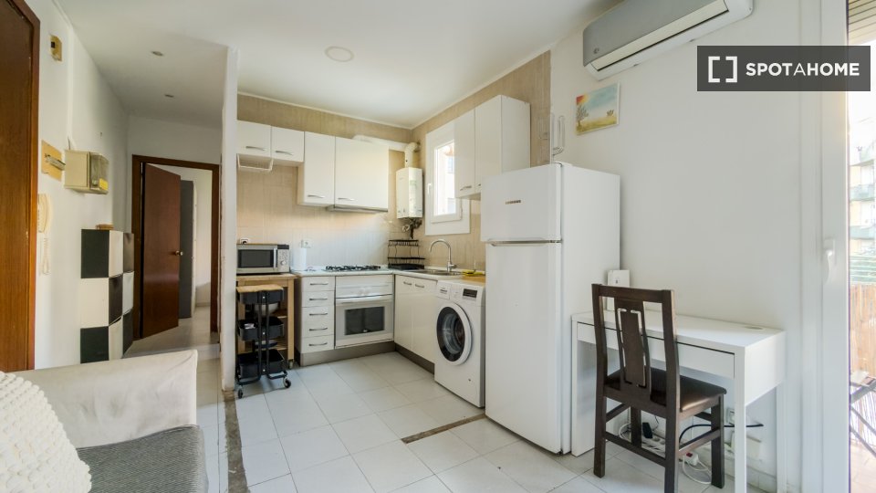 Piso de 2 habitaciones en el Poble Sec, Barcelona.