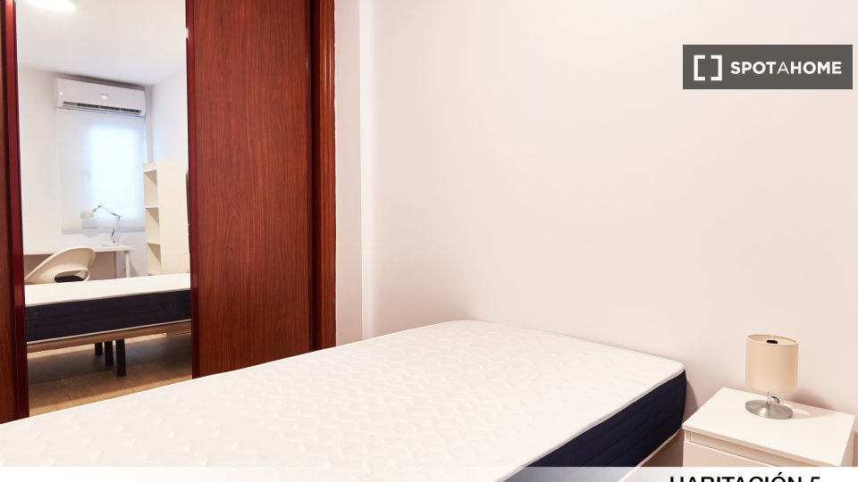 Double room Seville, 5 beds — photo 32