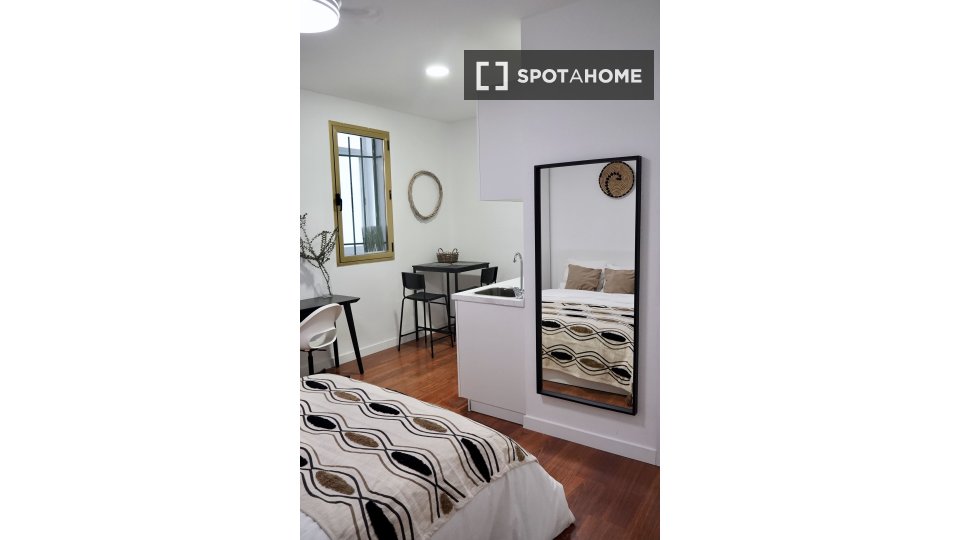 Habitación en piso compartido de 6 habitaciones en alquiler en Goya, Madrid