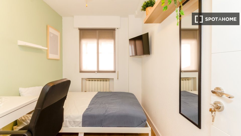 Se alquila habitación en piso compartido de 5 habitaciones, Alcalá de Henares