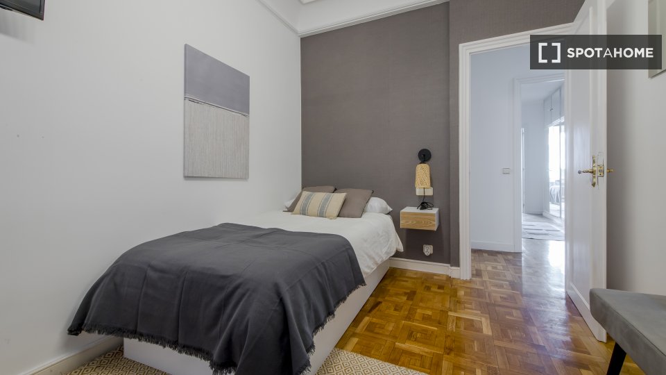 Double room Madrid, 9 beds, 190m² — photo 17