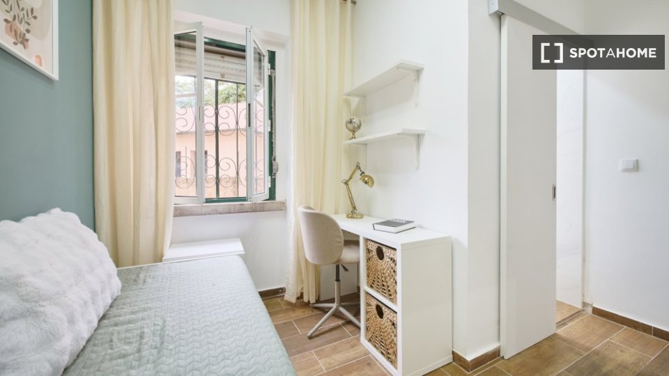 Double room Lisbon, 3 beds — photo 12